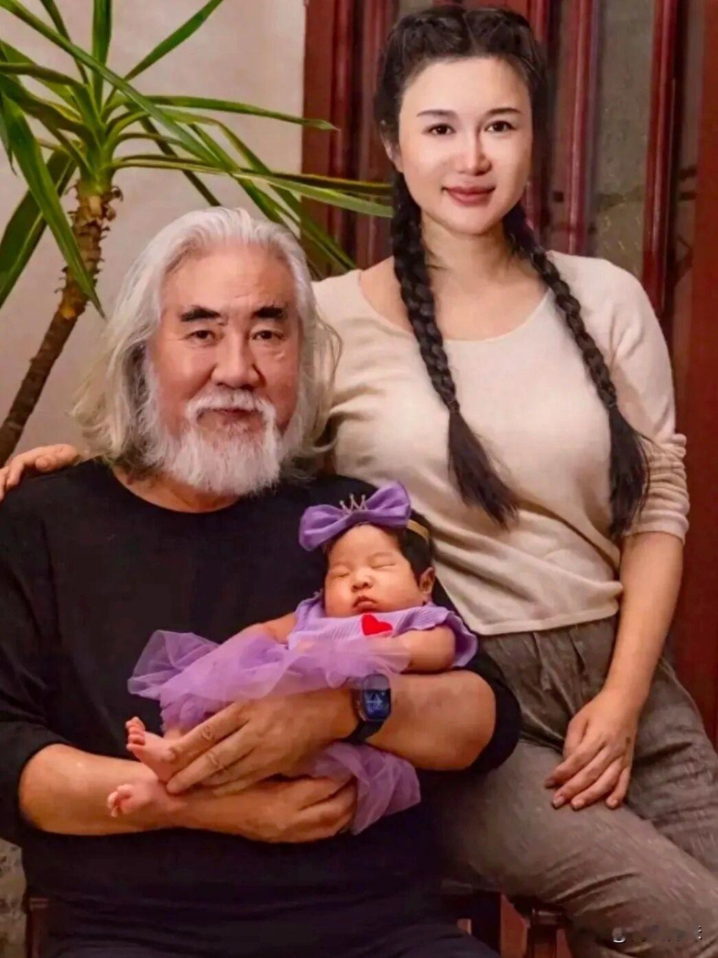 75岁张纪中准备要第五个孩子？前两天75岁的张纪中和妻子杜星霖在直播间表示两人想要第五个孩子。最好是