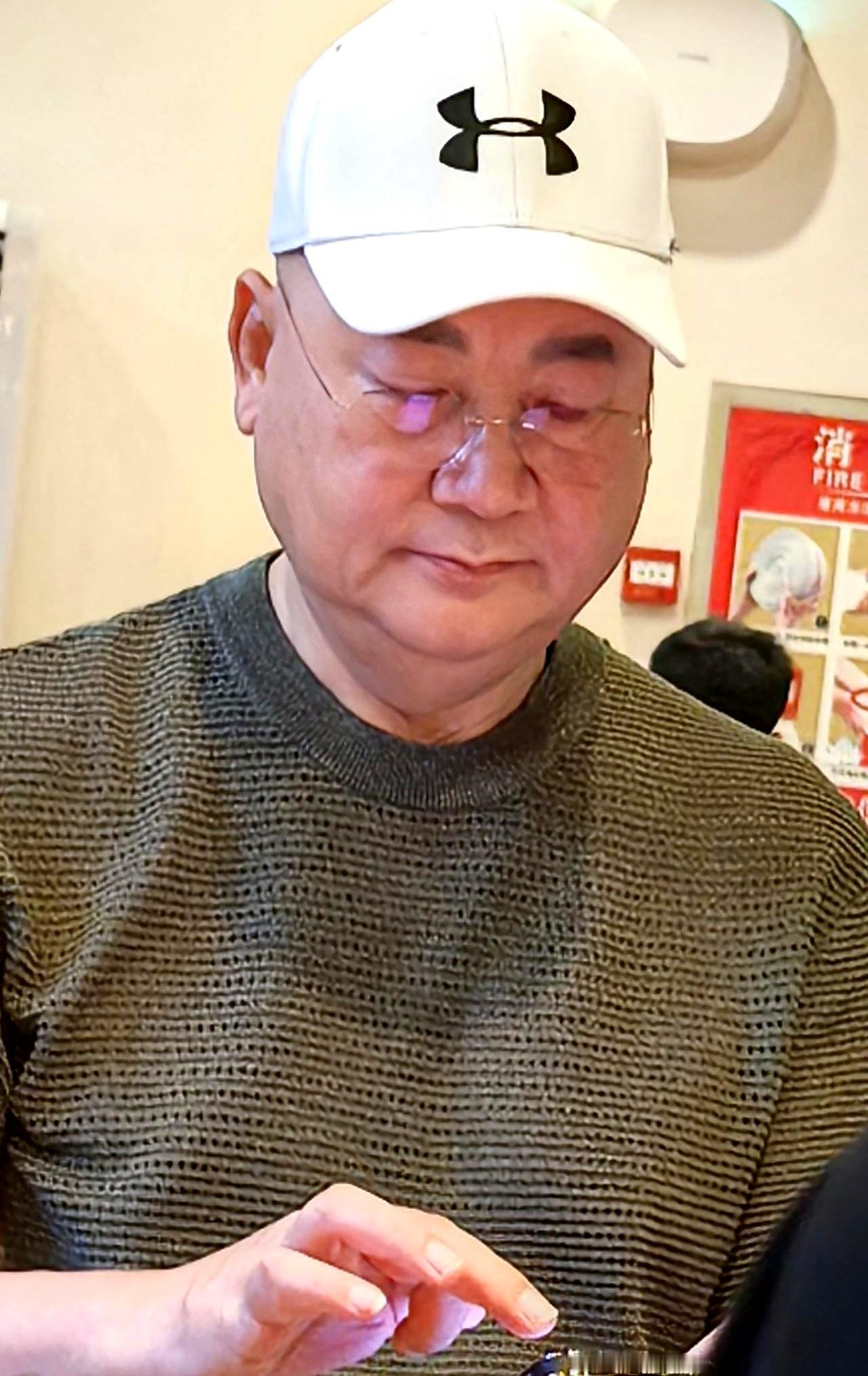 75岁还能在平价餐厅被一眼认出来，这状态也太能打了吧？谁能想到，晚饭时间的一顿