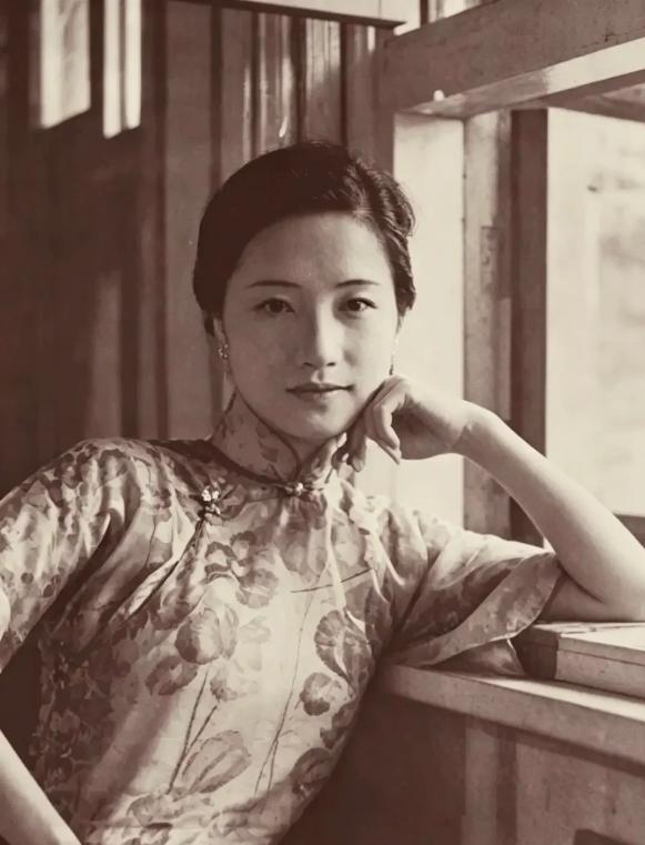 陆小曼女士的美丽，没有掺水。。。胡适说过，陆小曼是人生里不能错过的一道风景；梁实