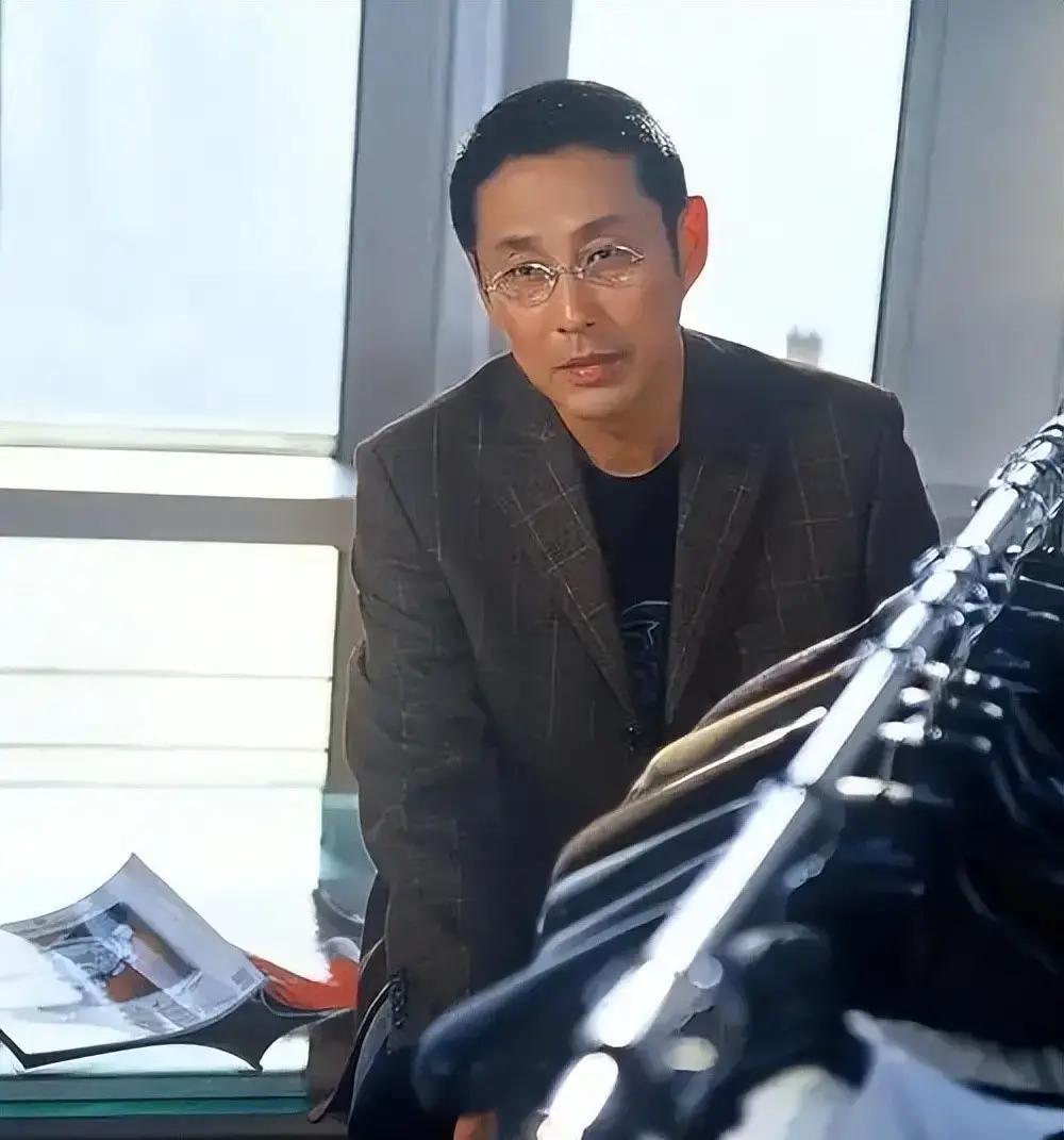 1985年北京，陈道明娶了央视主持人杜宪后，43年零绯闻，稳坐影帝位置。他起