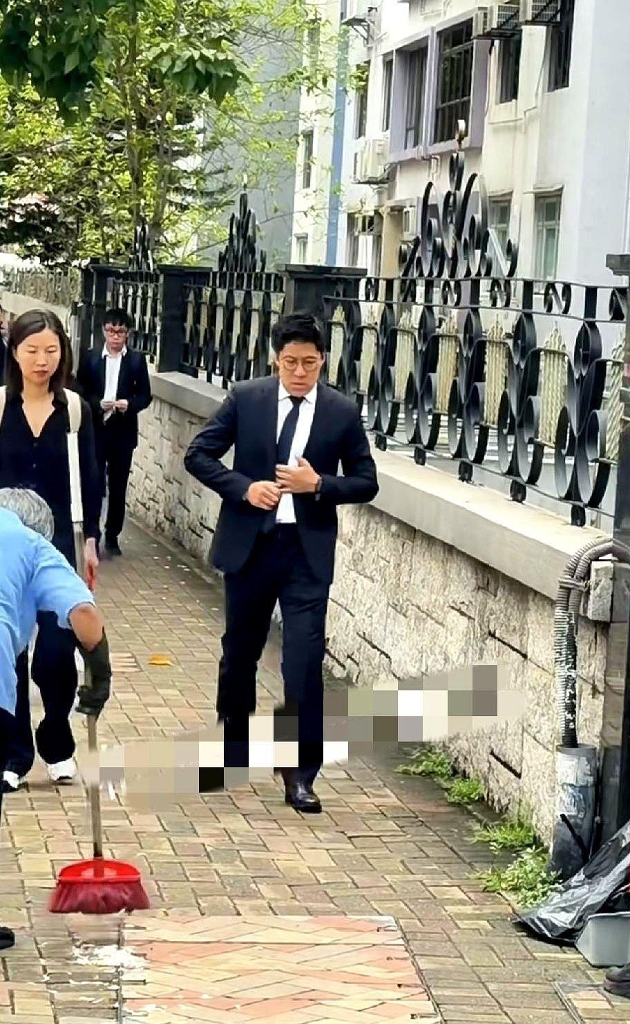 之前刷到那条"霍启刚送钟景辉踉跄到站不稳，是失了霍家主心骨"的爆文，我翻了港媒原