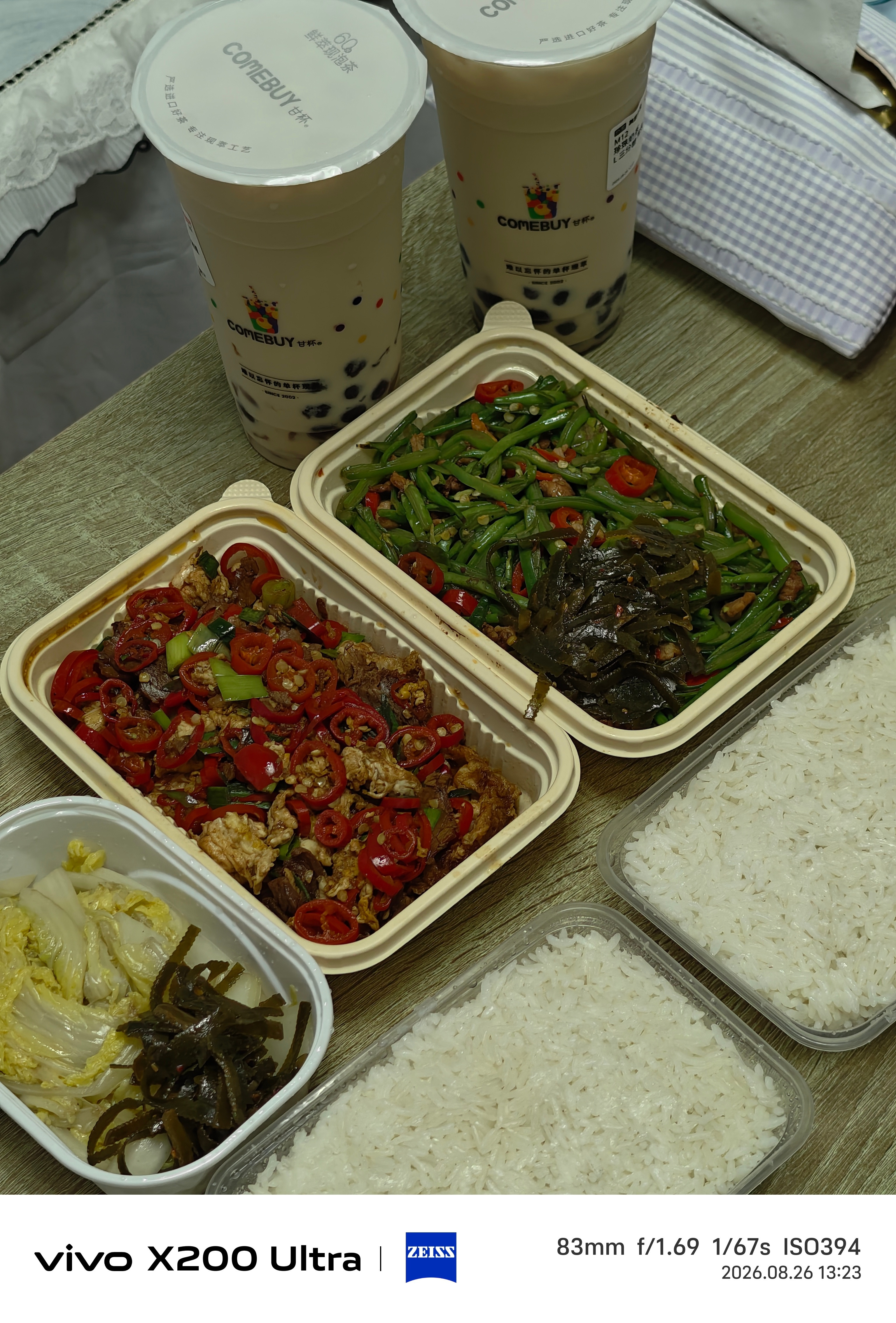 好啦，吃午饭啦[大笑]一来到朋友就点好了午餐和奶茶​​​
