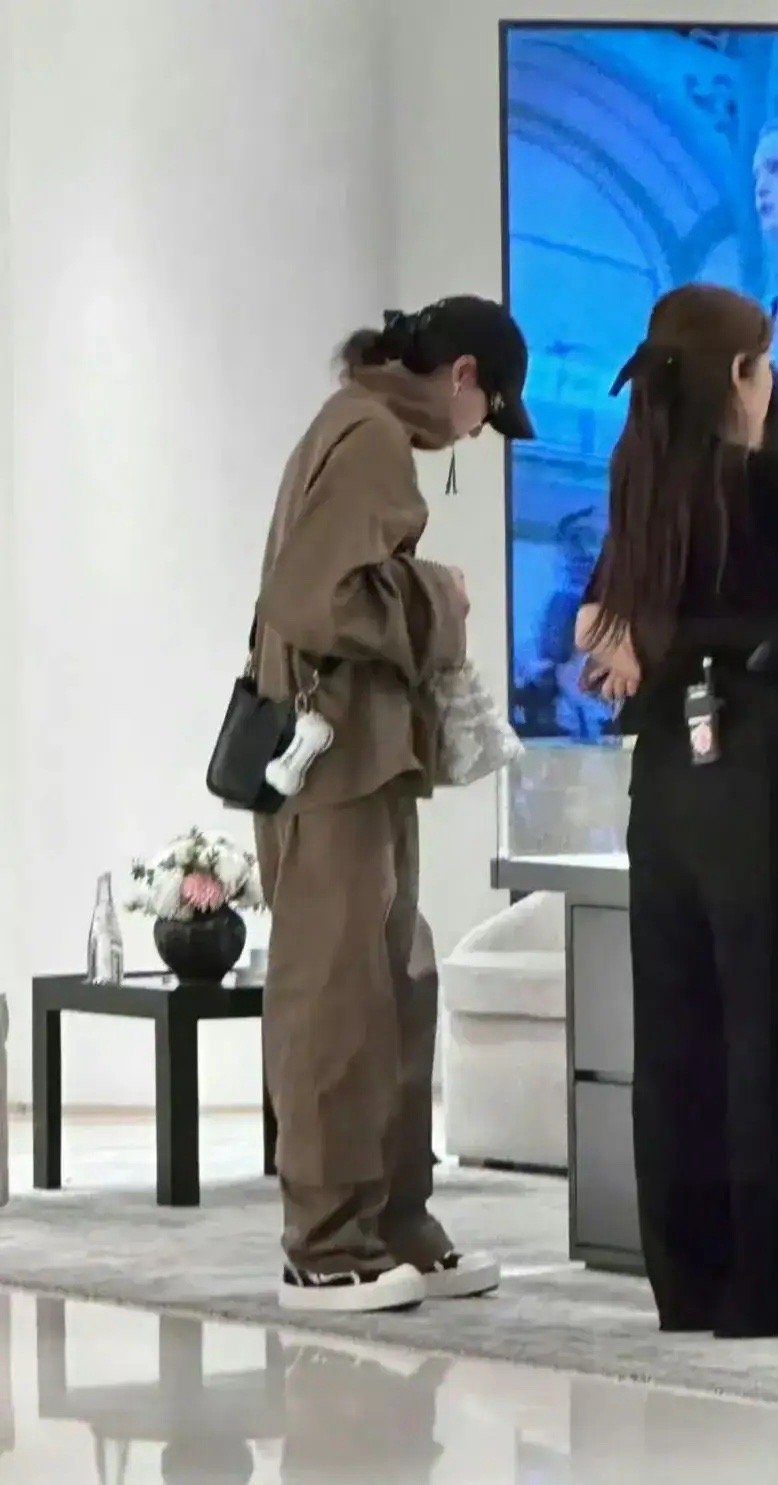 鹿晗关晓彤520没在一起过节，关晓彤520陪妈妈一起逛街，没有鹿晗陪伴！以前两人