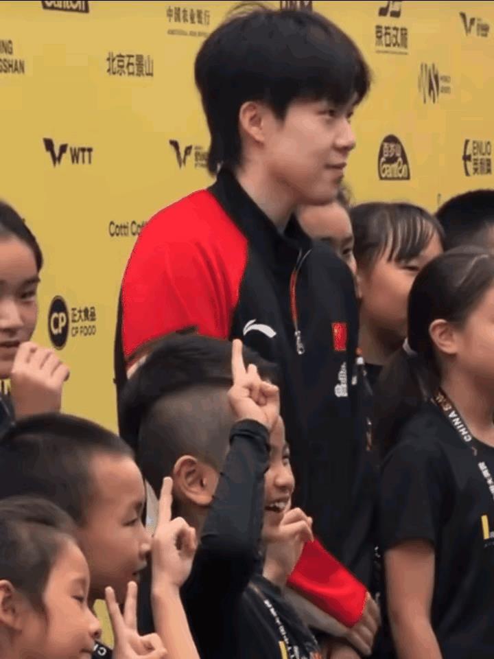 何止小海螺啊小盆友们都喜欢王楚钦啊何止小盆友呀老阿姨看大头谁让楚钦那么