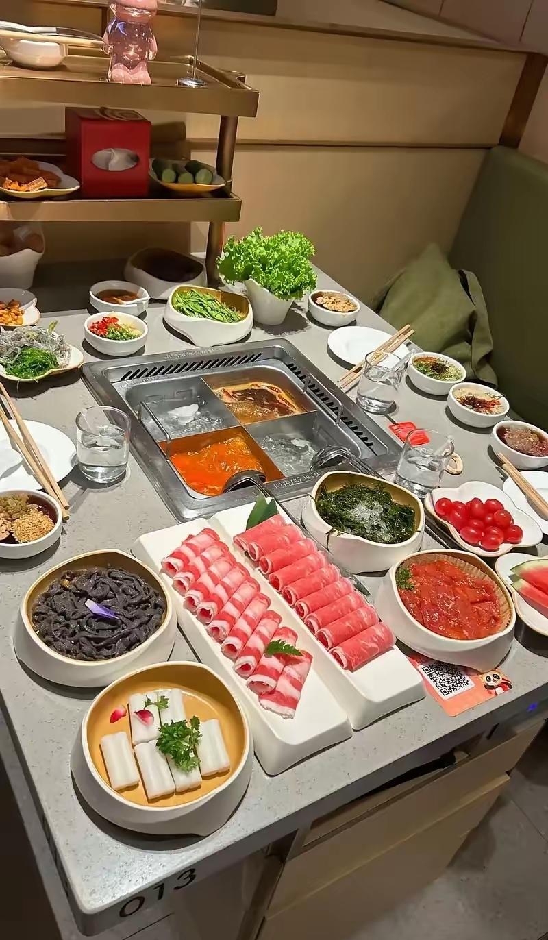 跟儿子儿媳逛街，生了一肚子气，逛了一上午都饿了，儿媳妇要吃火锅一顿下来就得几百块