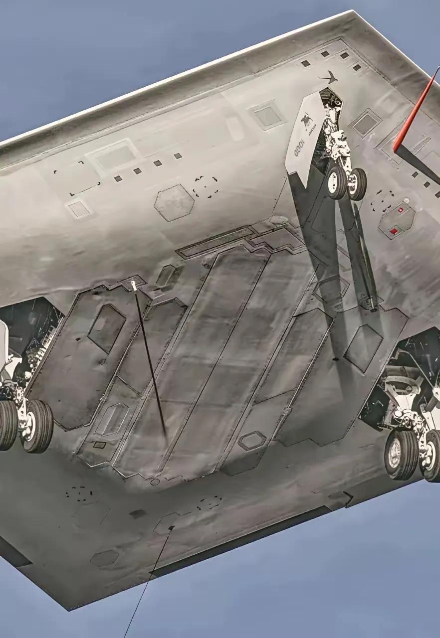 这就是号称世界最强的美国B-21战略轰炸机。但是看这个蒙皮的工艺，感觉和俄罗斯的