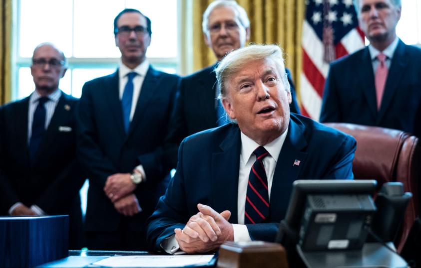 美国政府这演双簧的本事真是登峰造极。当地时间12月2日，美国总统特朗普刚放下签署