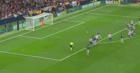 都是点球，谁的破门更惊艳？无疑是阿尔瓦雷斯，艺高人胆大，把状态极佳的拉亚都给踢懵