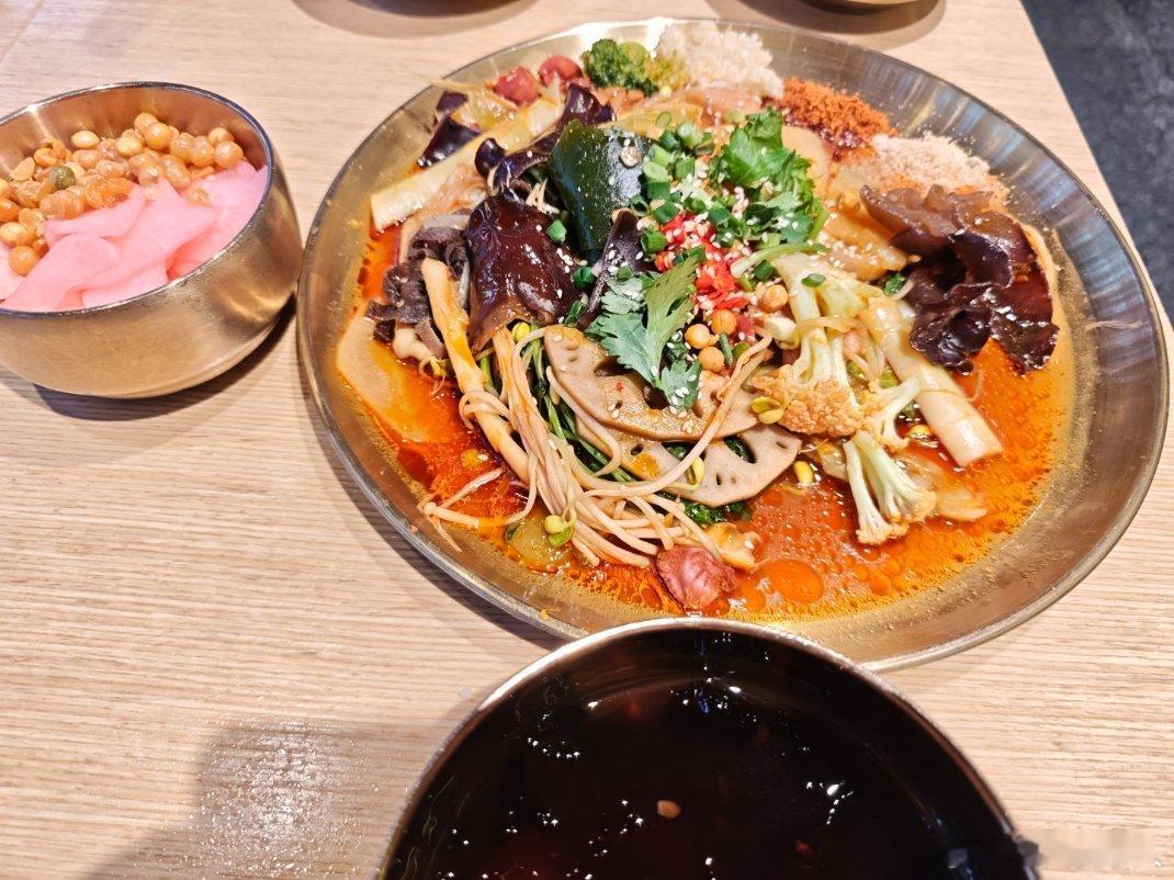 本来今天中午没打算吃饭的，不饿。想起今天蹭车路上，多爸说昨天和林导语言有点冲，那
