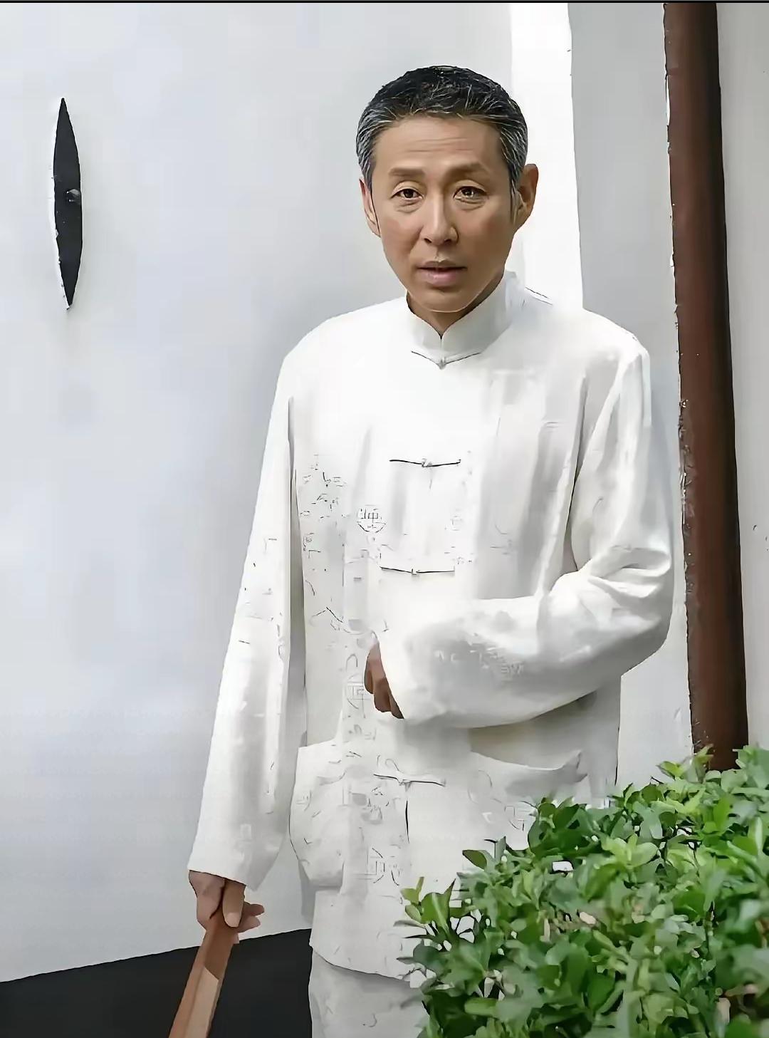 陈道明接受采访被问到退休生活，他说，他最大的享受就是一个人待着，啥也不干，不社交