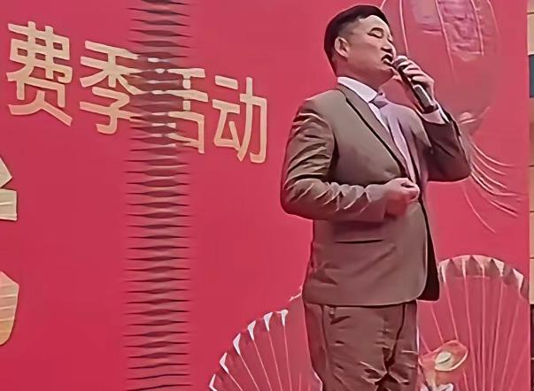 网上竟有声音称“社会风气是朱之文败坏的”，甚至有人直言“他靠唱歌轻松赚大钱，让人