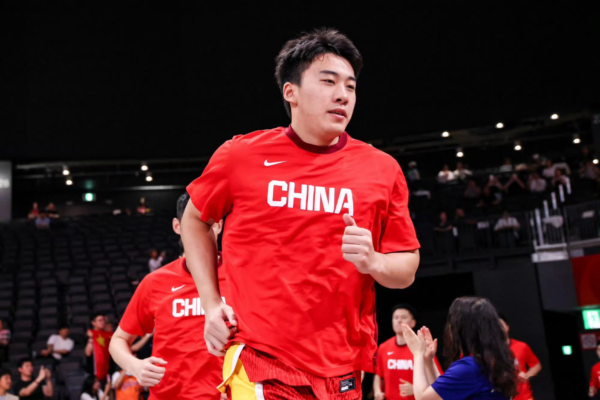 来看这一幕王俊杰拼了对阵日本男篮上半场，球队处于落后为了封盖对手，王俊