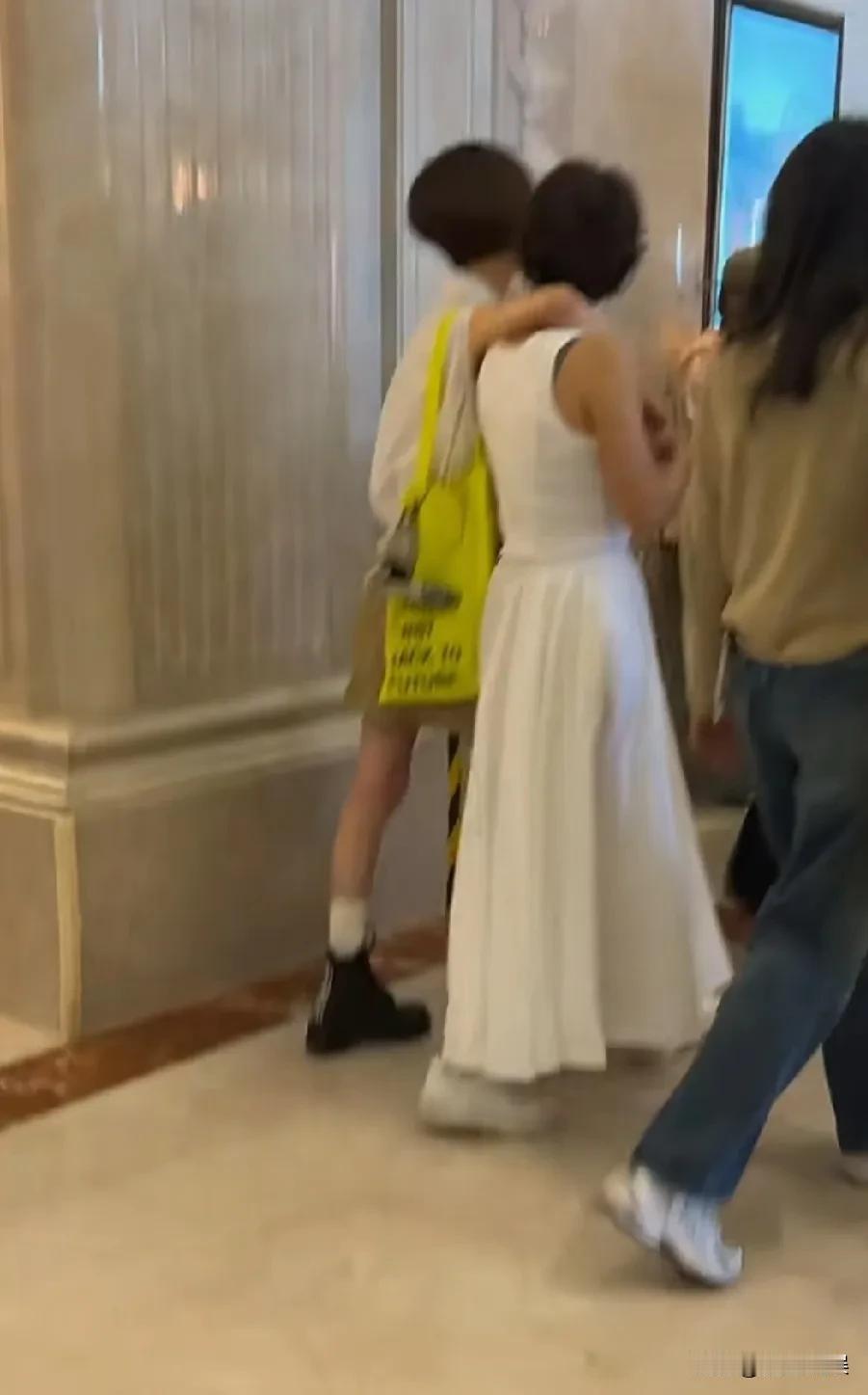 马伊琍出席活动，没想到年轻时并不是特别惊艳的她，老了反而这么抗老。她出席活动，