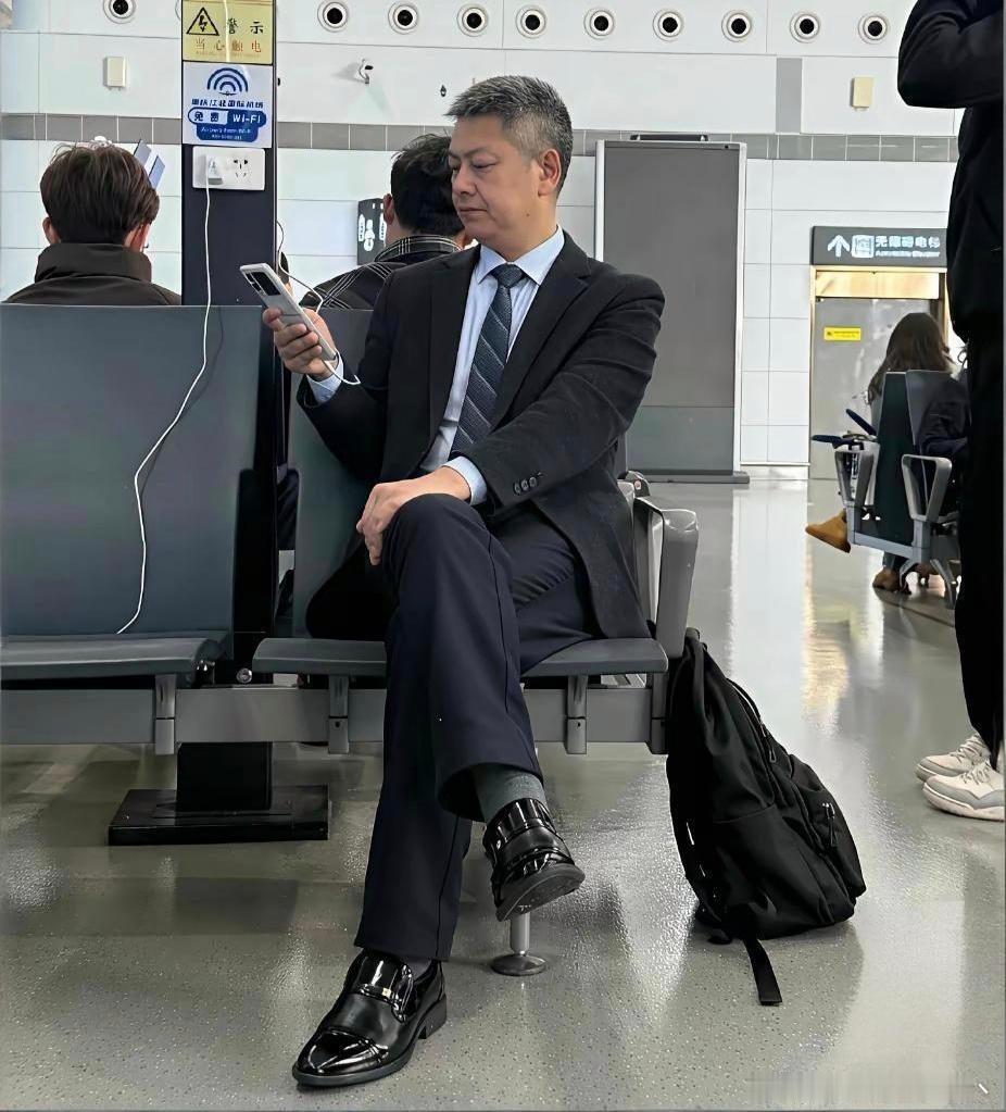 果然体制内的人就是有特殊的气质一眼就看出来