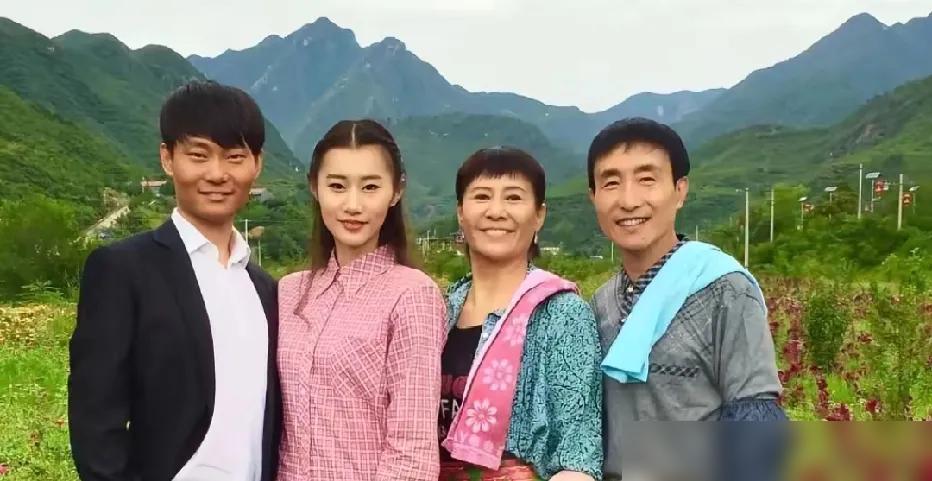 网友都在惊叹巩汉林儿媳的“仙女颜值”，我却只看到了一场极其精明的职业转型。一