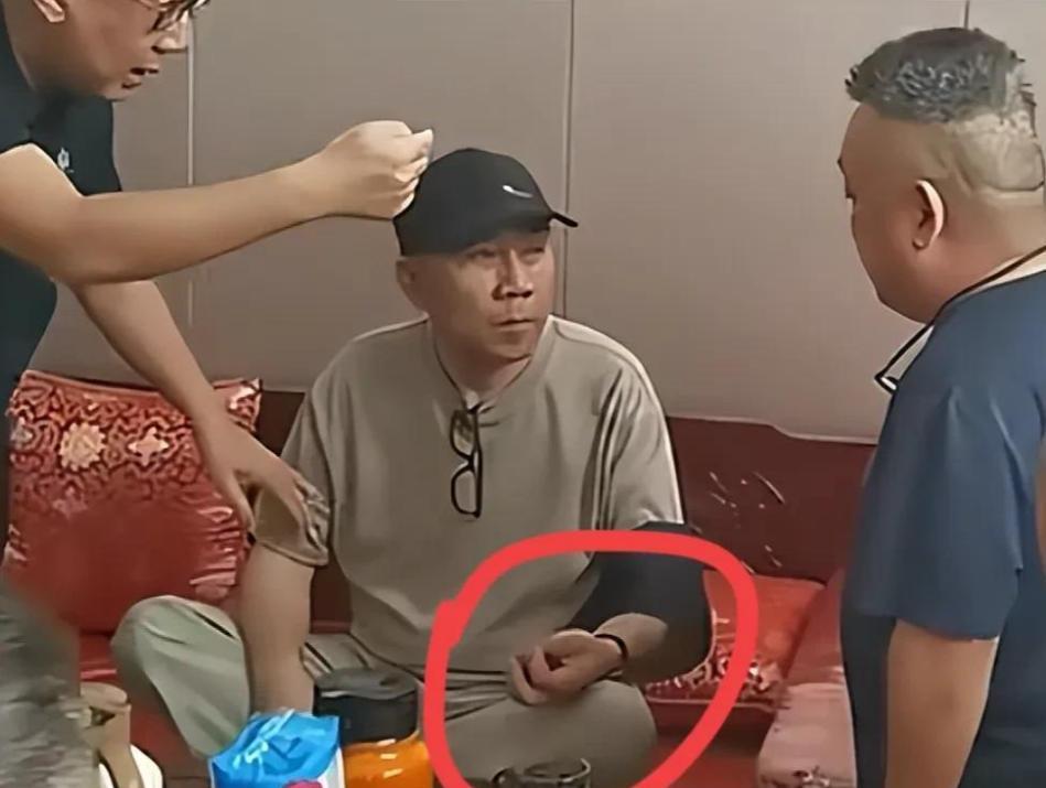 杨少华离世仅1天，人性的自私与无耻，显现了。葬礼上，四个儿子坐在沙发上吞云吐雾