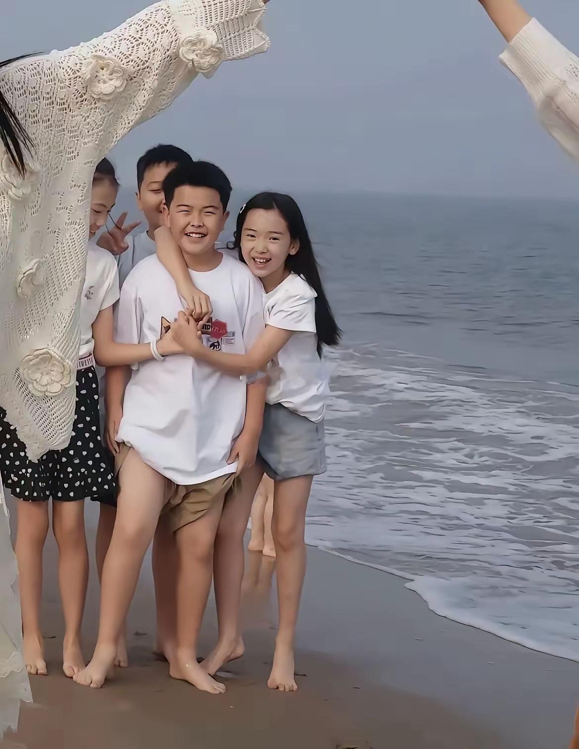 他们拍照摆的姿势比大人还大人有种豪门少爷配独生女千金的即视感​​​
