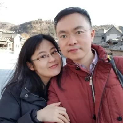 2018年，40岁的副总裁蔡磊和29岁的北大高材生才见两次面就闪婚。一年后，两人