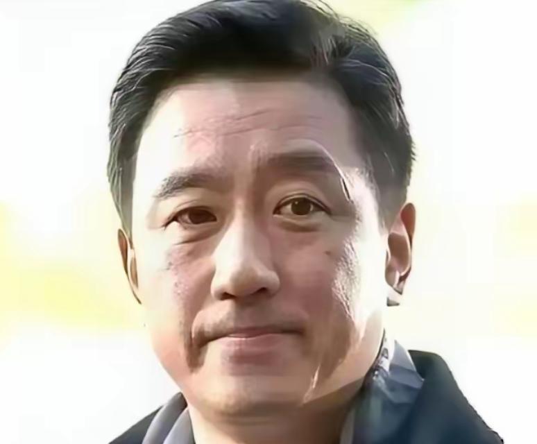 一个演员，戏拍了七成，突然要求片酬翻倍，不给就罢演。导演二话不说，把已经拍好的几