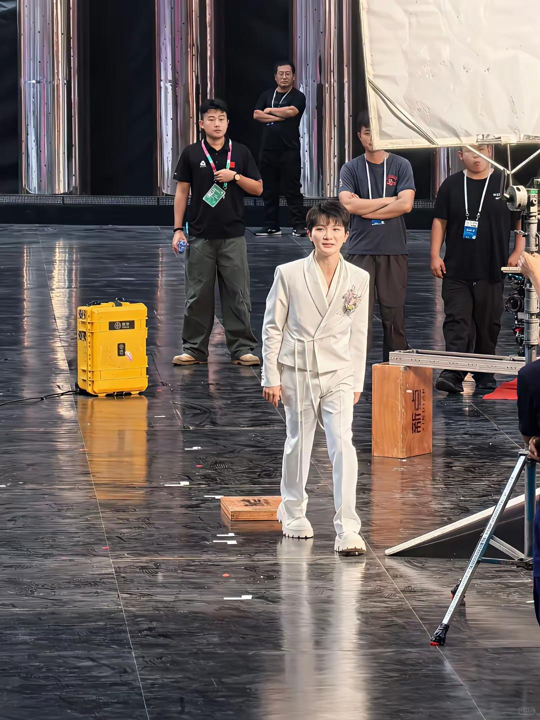 谁能想到，飙高音时能把屋顶掀了的周深，站在人群里居然只到别人肩膀？刷到他真实身高