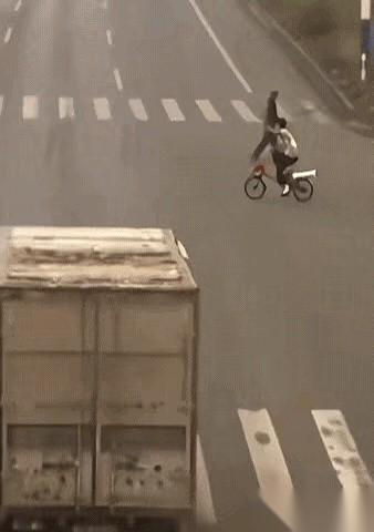 那辆大货车停下来的时候，我还以为只是个普通的红灯。直到我看见车轮底下……算了，