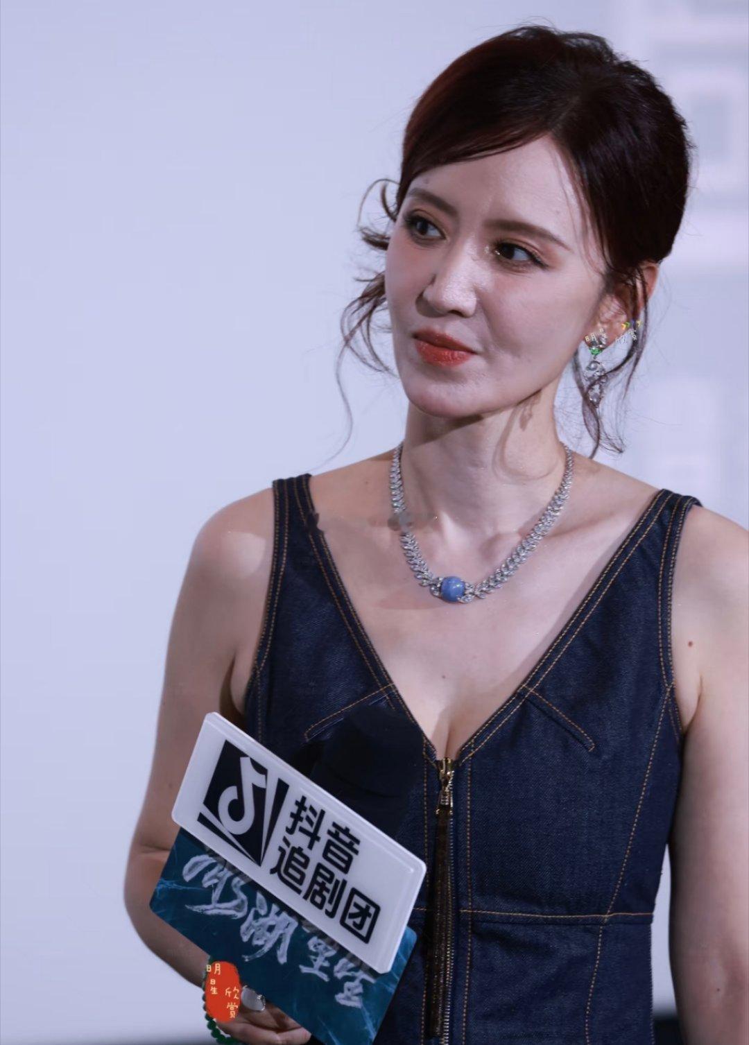 她好爱露胸啊，别人都OK，不知道为什么她露了就总有种风尘感