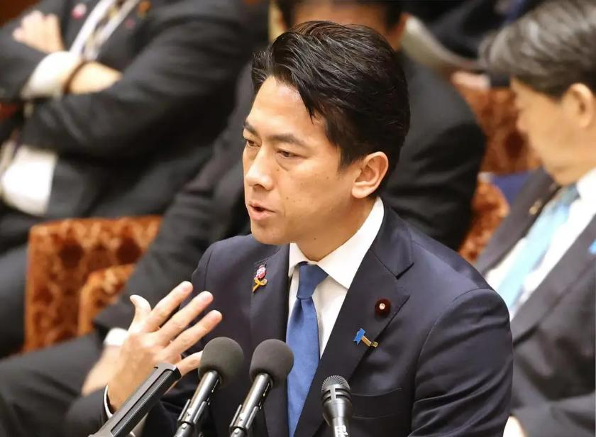 近日日本小泉进次郎在媒体上大放厥词。他公开地指责中国，说中国在20年内国防预算