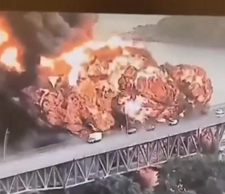 这绝对是今年最诡异的地缘巧合，没有之一。半个地球外的霍尔木兹海峡刚掐断全球2