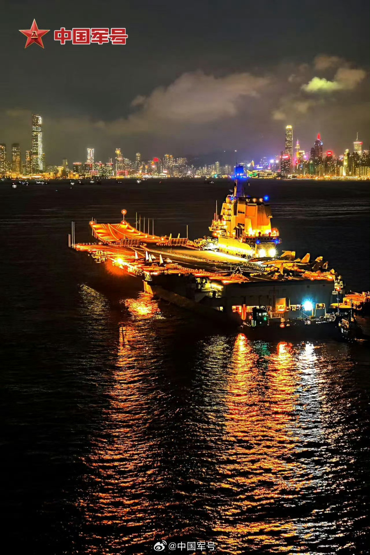 万万没想到啊，航母还有夜景！​​​