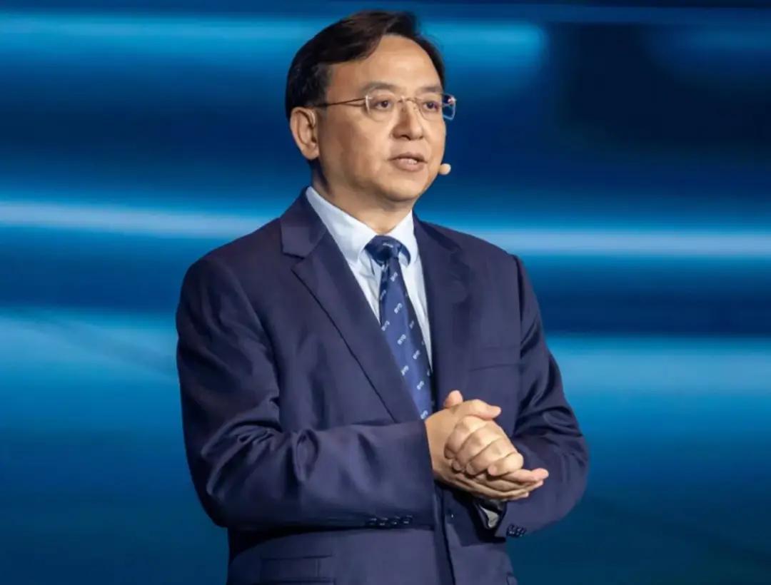 王传福称，真正能大规模普及的电池，绝对不能依赖稀有金属。三元锂用了大量钴、镍，可