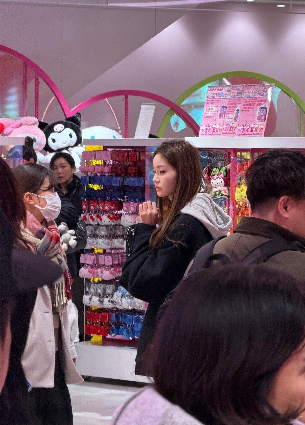 王思聪懒懒一起逛街了