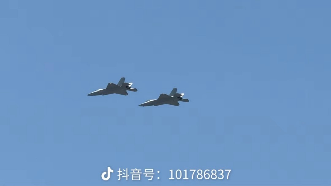 J35A双机[鼓掌]据说是在东部某地拍到的[并不简单]来自抖音烽火问鼎计划