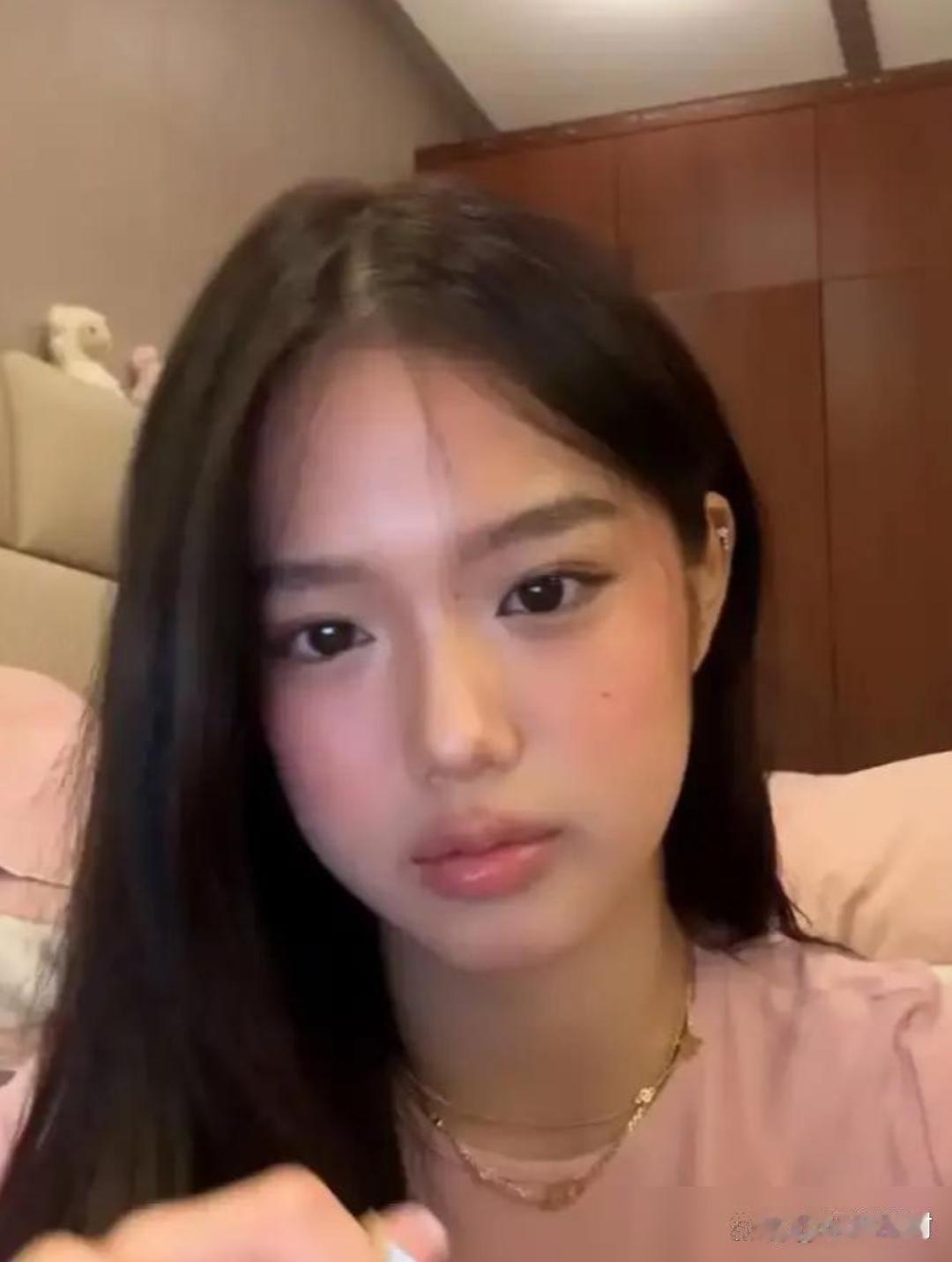 钟丽缇女儿直播间那句话，真把我干懵了。她说，我不是混血。一字一句的：我爸严铮是中国台湾人，我妈钟丽缇
