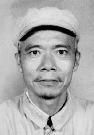 1937年，34岁的王牌特工涂作潮和邻居打牌，邻居看了他一眼，说，你看着像共产党