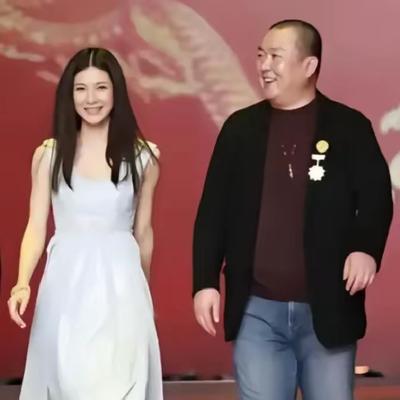 童蕾当年甩了周一围，嫁了身家50亿的富豪周旭辉。15年后，周旭辉坐了牢，童蕾欠了