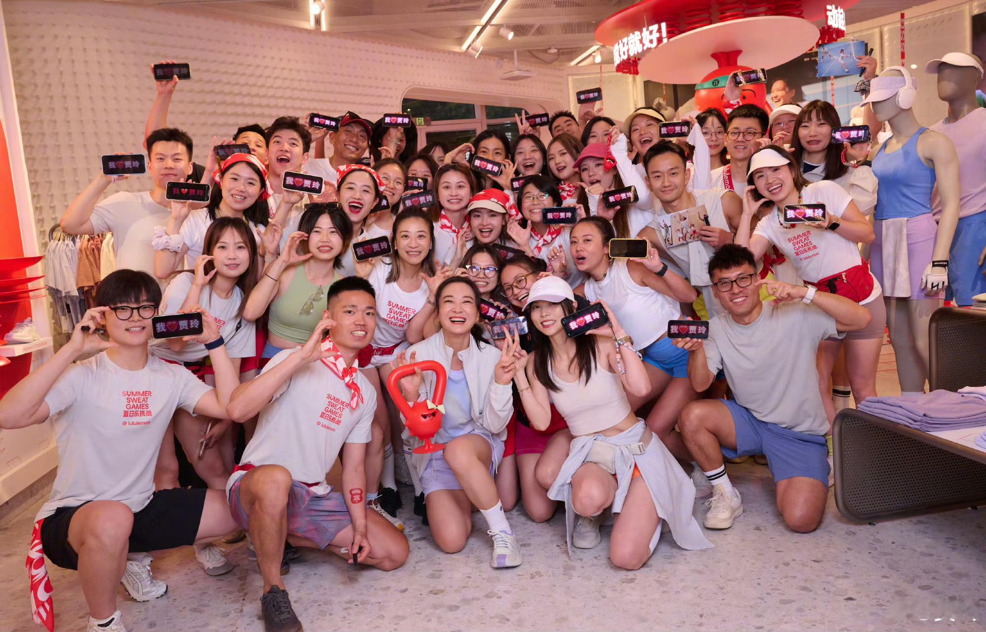 认识贾玲的时候她就这么瘦是啊，她以前本来就挺瘦的，后面也是压力大导致过劳肥吧，现