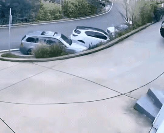 这是停车不拉手刹溜车了？底下两个车挺无辜，停车时绝对想不到能从天而降一辆大黑车