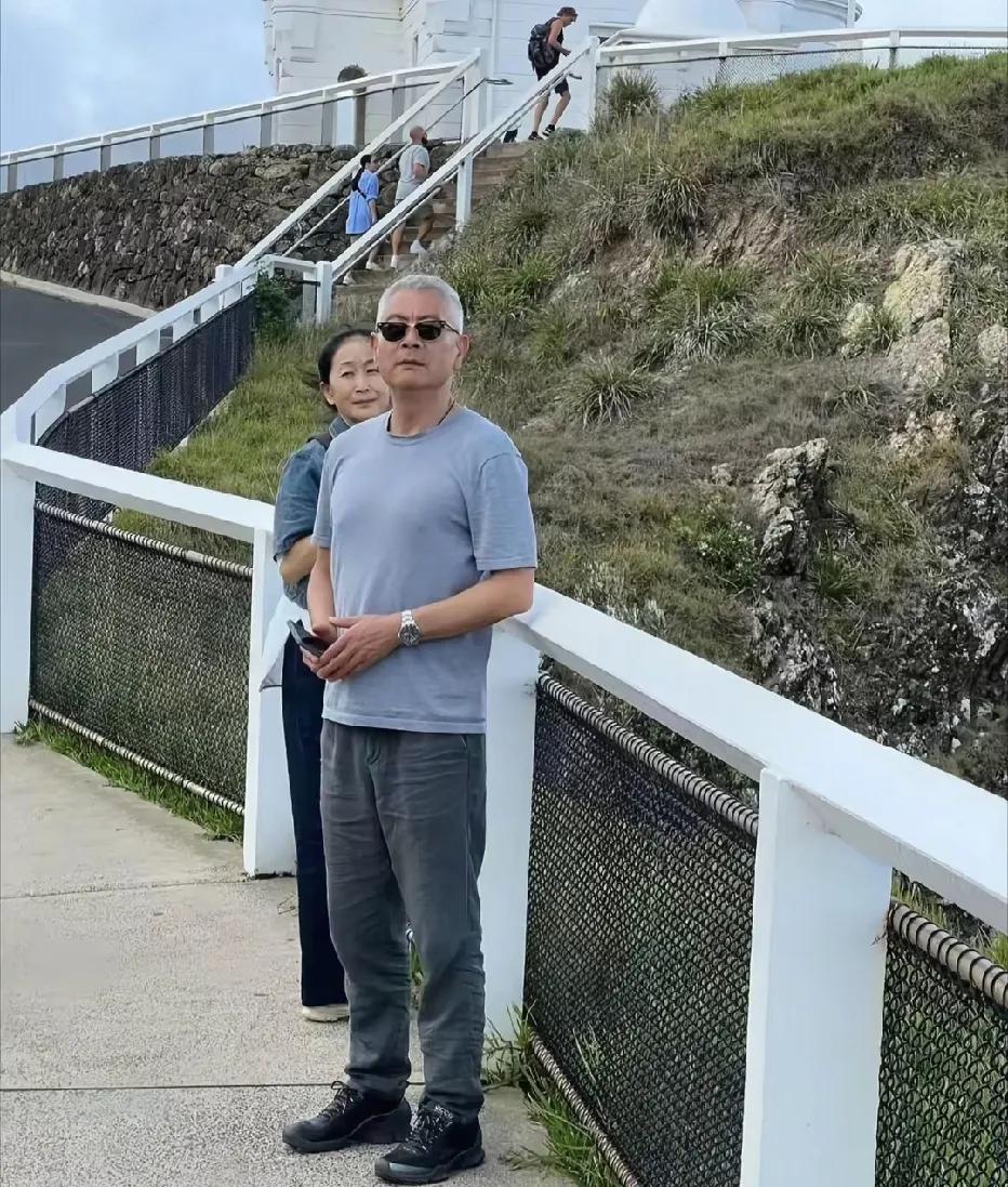 陈瑾和巫刚,在澳洲新威尔士拜伦湾旅游时的一幕，两人看起来非常幸福，陈瑾与巫刚都