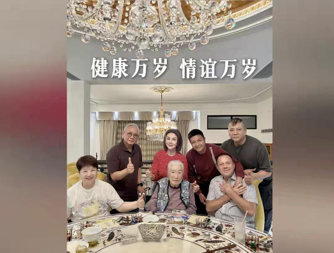 谢玲玲说话也是挺谨慎的，自己已经不是林建岳的妻子了，如今对余宝珠的称呼也不是婆婆
