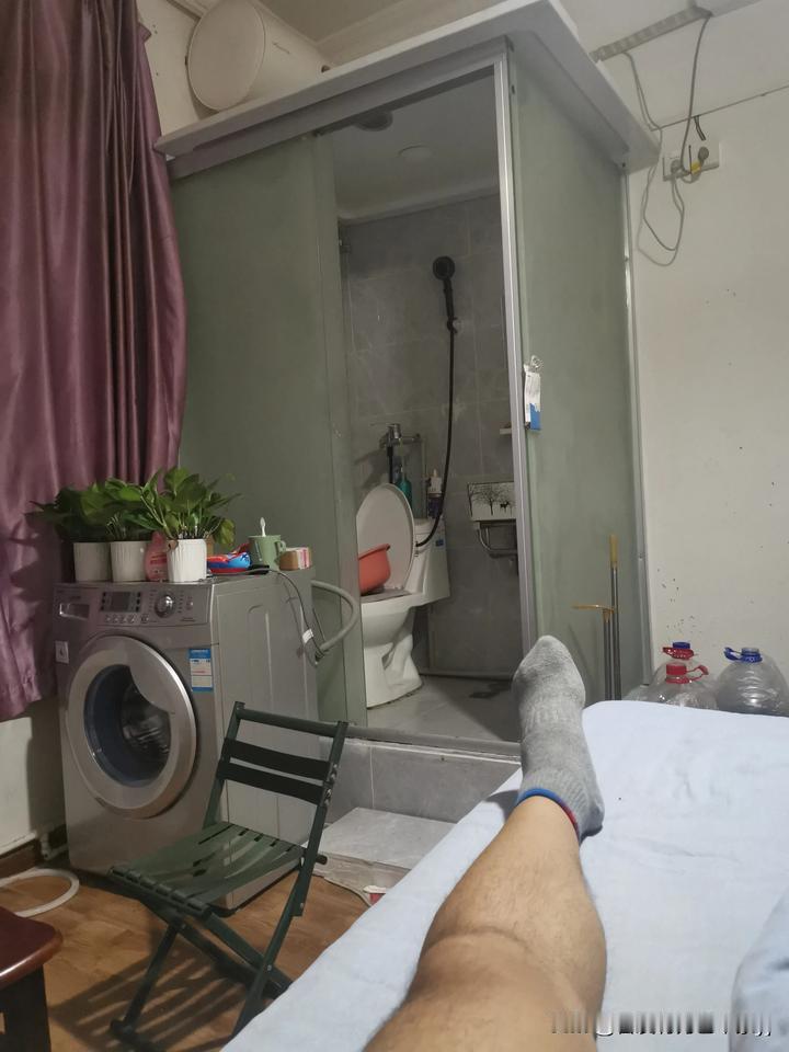 我现在跟猪没什么区别，吃过了，就躺着