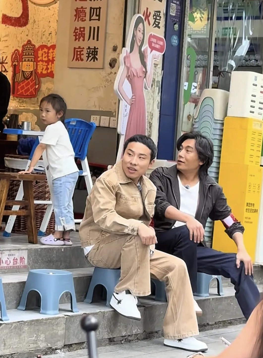 秦昊素颜现身成都春熙路,与徐志胜路边摊聚餐,47岁的他头发凌乱显老态,却自信从容