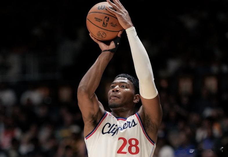 10月5日，NBA季前赛继续开打，勇士对阵快船。勇士方面库里和格林领衔首发阵容，