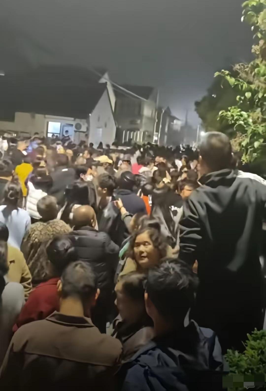 就很离谱，因为一个捞女，她家所在的上虞联塘村成了网红打卡地。​事情经过就是，