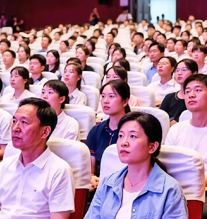 骂孩子不叫管教，是拿刀刻孩子的心。话越狠，孩子越哑。大脑不是橡皮泥，你天天捏