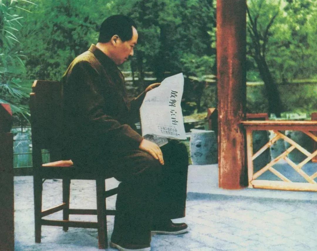 美国曾不满地责问蒋介石：“你有飞机，为什么总打败仗？毛泽东没有飞机，只能靠发电报