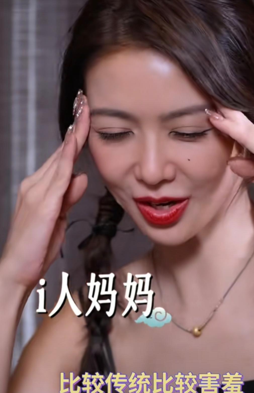 薛凯琪:“我妈是那种比较传统的比较害羞，每次我出门的时候，我都会抱她，然后在她头