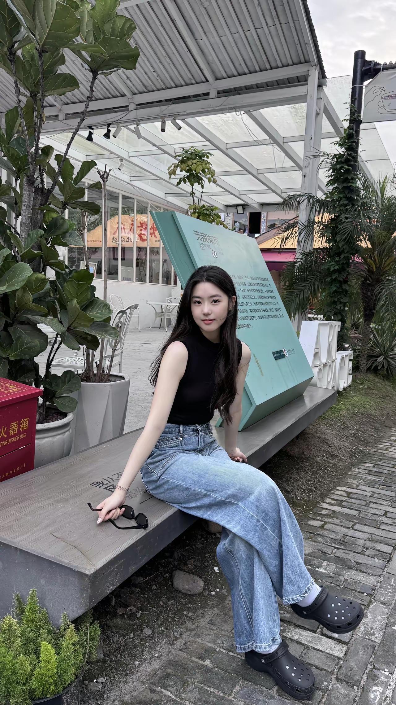 我当年在学校跟喜欢的女同学表白，也是约在一个很安静的湖边，我说不同意我就把她推下