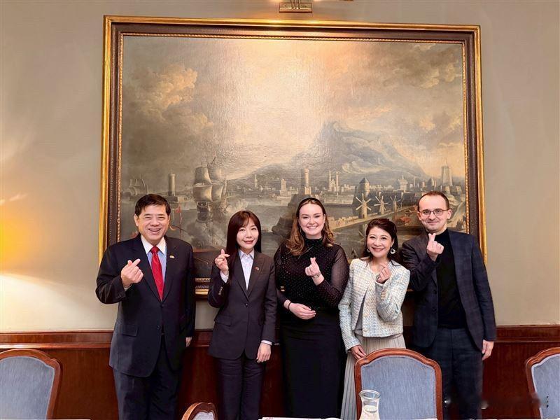 绿委林楚茵、吴沛忆窜访波兰与捷克民进党立委林楚茵、吴沛忆年前窜访欧洲，相继流