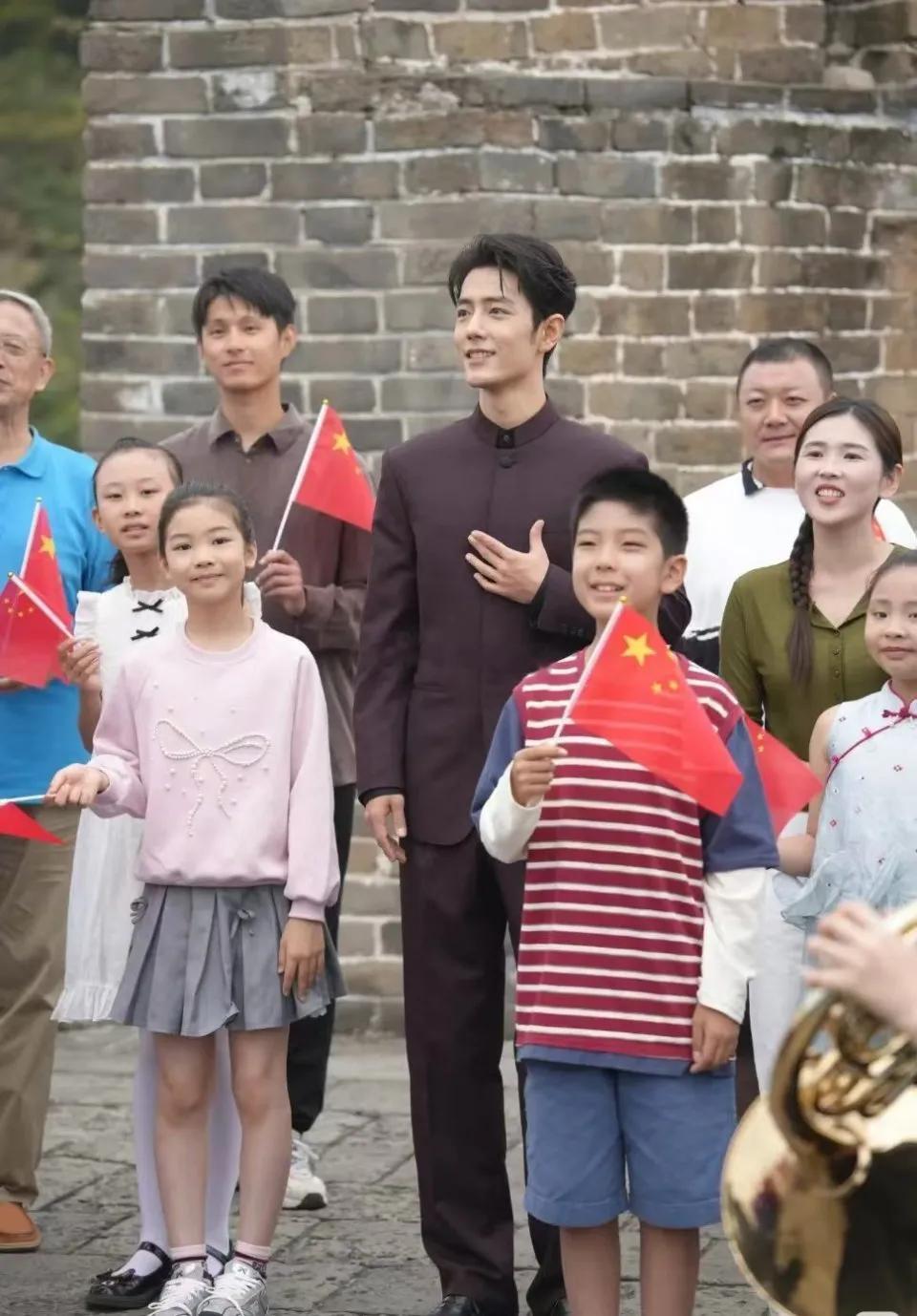 肖战被小朋友盯得不好意思了舞台上气场全开的肖战，在国庆晚会候场时，被身旁的小演员