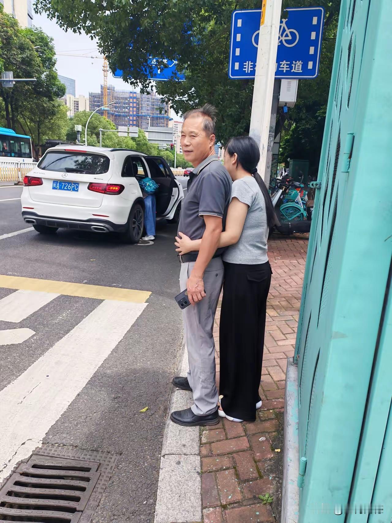 这个大哥很帅气，年轻的时候一定是个帅小伙，看他脸上露出来的灿烂笑容，也能够感觉这